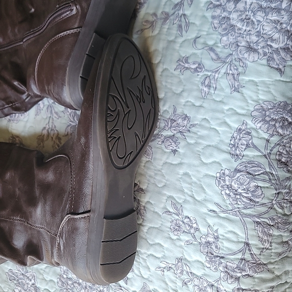 Brown boots - Picture 2 of 7